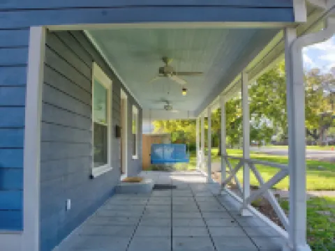 Charming 1-BR pet friendly house in Lockhart. Short stroll to the best BBQ spots Hotels in Lockhart