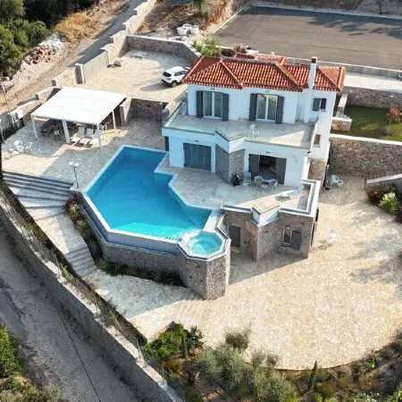 Villa Arian with great sea view, great pool and 6 minutes walk from the beach