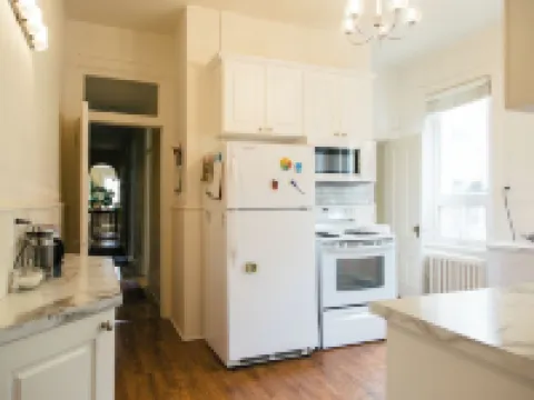 Stunning and spacious heritage home Hoteles en Saint John