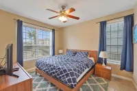 Luxury Seawall Beachfront Condo, Spacious, Quiet, 2 Resort Pools Galveston
