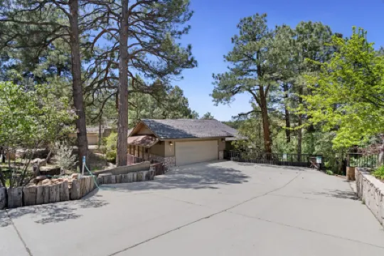 Breathtaking Golf Course Views and Cozy Atmosphere - Inviting Mountain Escape