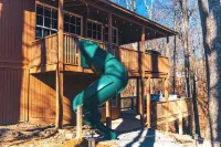 Large cabin-Game Room,Hot tub,Kid Friendly
