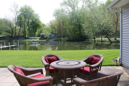 Charming 3-bedroom house: Winona Lake Front