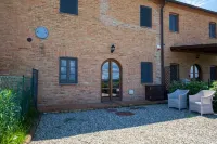 Quiet country house with swimming pool. A stone's throw from Chianti Hotels in Buonconvento