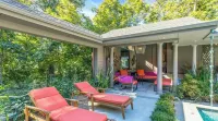 3BR secluded gem w/ pool, minutes to beaches/marinas, walk to town & restaurants