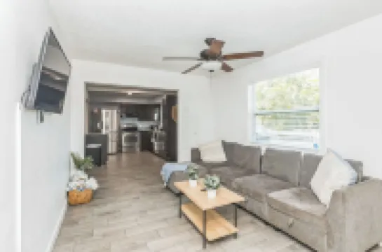 3 bdrm 2 bath luxury house in Largo - 15 mins to Clearwater Mins to beaches