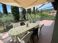 Elegant apartment, villa surrounded by greenery a stone's throw from the lake and the village