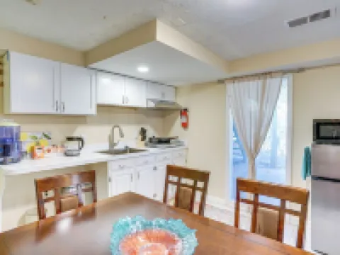 Tranquil 1-bed apt sleeps 4 overlooking Indian Creek Gorge w/ WiFi, AC & hot tub Hotels in Lincolnia