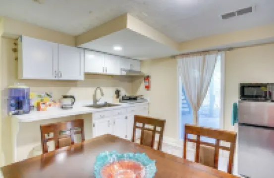 Tranquil 1-bed apt sleeps 4 overlooking Indian Creek Gorge w/ WiFi, AC & hot tub