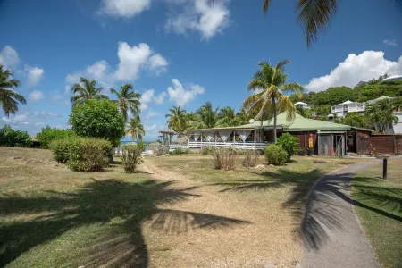 A haven of peace between pool and beach