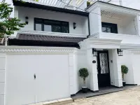 Exclusive luxury villa surrounded by beautiful mountains and river views Hotel a Mahaweli River Front