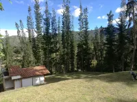 Beautiful 4-bedroom country house in the forest! Wi-Fi, 1.7 acre land Hotels in Sutatausa