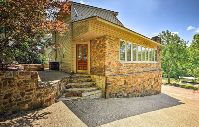 Private Deck and Dock Home on Lake Hamilton!