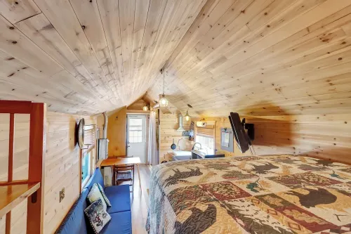 Tiny House, Fire Place, Fire Pit, Stratton; 5 Min. 3 Min Walk to Pikes Falls!