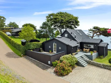 "Sten" - 30m from the sea Отели в г. Bjert