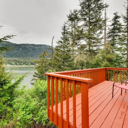 Juneau Vacation Home Stunning View and Beach Access