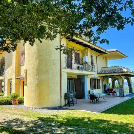 Charming villa in Umbria - sleeps 16 - lake view - Pool, jacuzzi and events room