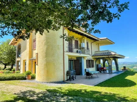 Pool, Jacuzzi and Events Room - Charming Villa in Umbria - Sleeps 24 - Lake View Отели в г. Монтефьясконе