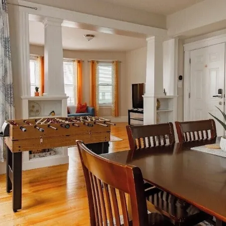Large 3BR APT w/ enclosed front porch Close to Polar Park, palladium, WPI, DCU