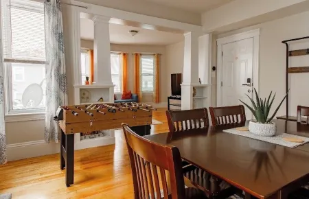 Large 3BR APT w/ enclosed front porch Close to Polar Park, palladium, WPI, DCU Отели рядом с достопримечательностью «Lambda Chi Alpha»