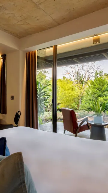 ห้องดีลักซ์ เตียงใหญ่ พร้อมวิวสวน