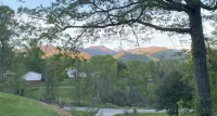 Blue Ridge Mountain Cottage close to everything Asheville has to offer.