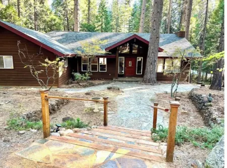 Fabulous, Family - Friendly Sunny_Bear_Chalet Отели рядом с достопримечательностью «Arnold Rim Trailhead»