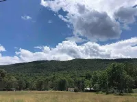 Horns Cabins- Mountain View Cabin 2 queen beds! Hotels in Bedford County