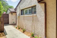 Walk to Restaurants: Downtown Leesburg Townhome! - parking