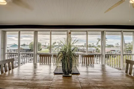 Tropical Oasis Pool Kayak Bikes fish from dock Отели в г. Matlacha