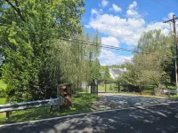 Beautiful 2BR Walkout Fenced & Gated Villa, Onsite parking, Pet friendly-2+acres