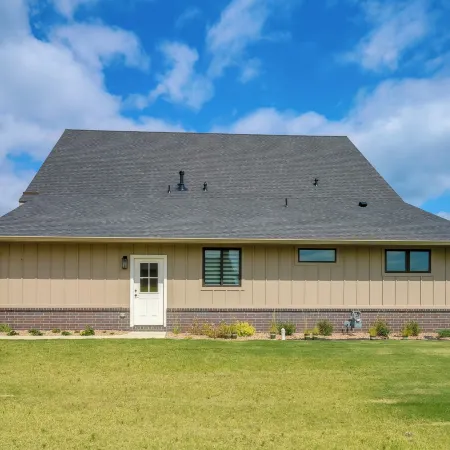 Family-friendly Apt w/ Lake Views in Ponca City!