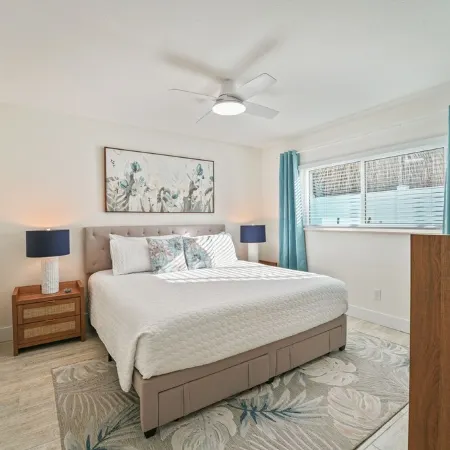 BEST LOCATION! NORTH END OF ANNA MARIA, FL STEPS TO BEACH & DINING - LOWER UNIT