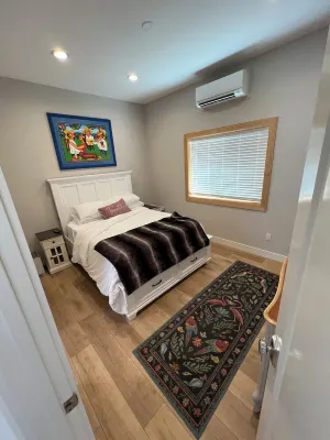 Luxurious cottage in Historic Old Town Folsom with WiFi, AC