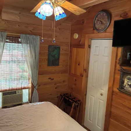BEAUTIFUL LOG CABIN NEAR NEW RIVER HIKING STARGAZING WIFI NICE COUPLES RETREAT