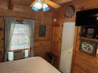 BEAUTIFUL LOG CABIN NEAR NEW RIVER HIKING STARGAZING WIFI NICE COUPLES RETREAT
