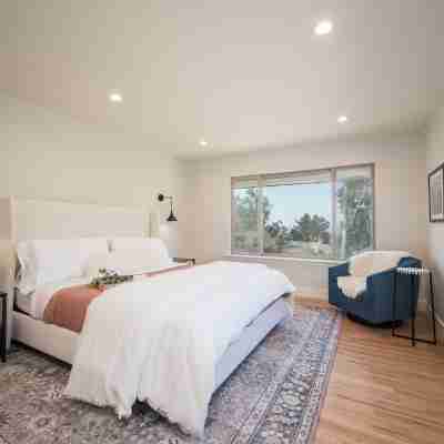 Mid-Century Retreat Overlooking the Pines & Pacific Rooms
