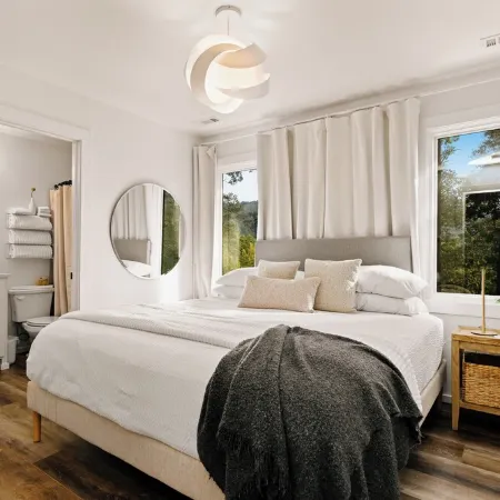 Luxury Cabin- Hot Tub, Mtn Views from Every Window, Mins to Clayton
