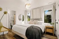 Luxury Cabin- Hot Tub, Mtn Views from Every Window, Mins to Clayton