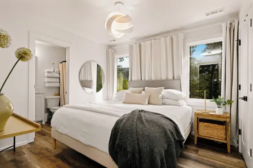 Luxury Cabin- Hot Tub, Mtn Views from Every Window, Mins to Clayton