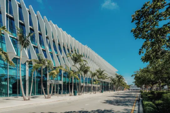 Iberostar Waves Miami Beach Отели рядом с достопримечательностью «Холокааст Мемориал Майами-Бич»