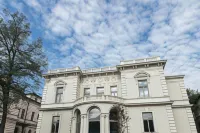 アリス ホテル 英雄広場周辺のホテル