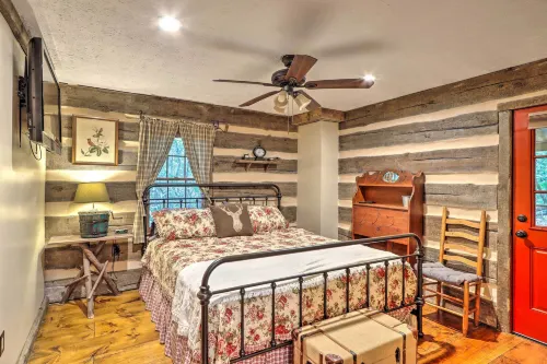 Cozy Creekside Mountain Escape w/ Hot Tub!