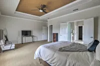 Airy Villa in Austin w/ Badminton/Volleyball Court - balcony