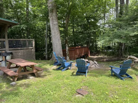 Sweet - 2 Bedrooms, 2 Baths, Sleeps 6 Cabin by RedAwning