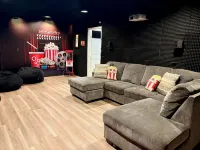 Spacious 4-bedroom river front cabin with WiFi, Game Room & Hot Tub for 15