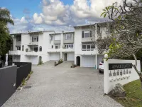 Beachside 2-Bed House with Pool, Courtyard & BBQ Hotels in Sunshine Beach