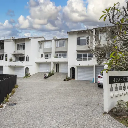 Beachside 2-Bed House with Pool, Courtyard & BBQ