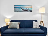 Bright 2-Bed Unit Near Scarborough Beach 士嘉堡酒店
