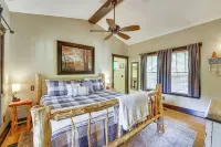 Hot Tub Soaks & Outdoor Fun: Fayetteville Cabin - 4 stjerner